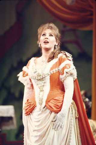 Carol Bayard (The Grand Duchess), La Grande Duchesse de Gérolstein, Jacques Offenbach. San Francisco Opera/SPOT, 1974. Photographer: Ron Scherl/San Francisco Opera.