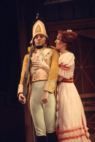 Neil Rosenshein (Fritz), Betsy Hepburn (Wanda), La Grande Duchesse de Gérolstein, Jacques Offenbach. San Francisco Opera/SPOT, 1974. Photographer: Ron Scherl/San Francisco Opera.