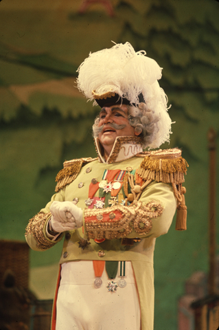 R.G. Webb (General Boom), La Grande Duchesse de Gérolstein, Jacques Offenbach. San Francisco Opera/SPOT, 1974. Photographer: Ron Scherl/San Francisco Opera.