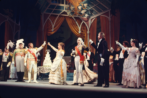 R.G. Webb (General Boom), James Poulliott (Prince Paul), Carol Bayard (The Grand Duchess), Ensemble, La Grande Duchesse de Gérolstein, Jacques Offenbach. San Francisco Opera/SPOT, 1974. Photographer: Ron Scherl/San Francisco Opera.