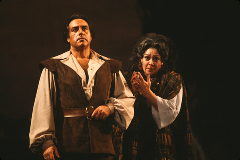 Giorgio Lamberti (Manrico), Fiorenza Cossotto (Azucena), Il Trovatore, Giuseppe Verdi. San Francisco Opera, 1981-82. Photographer: Ron Scherl/San Francisco Opera.