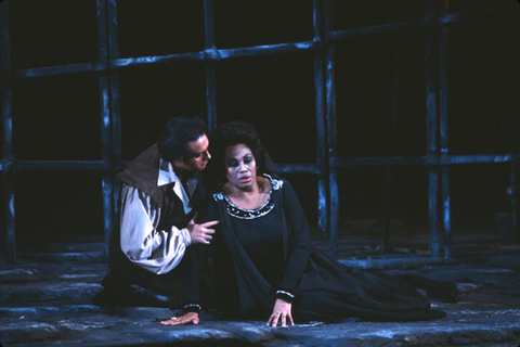 Giorgio Lamberti (Manrico), Leontyne Price (Leonora), Il Trovatore, Giuseppe Verdi. San Francisco Opera, 1981-82. Photographer: Ron Scherl/San Francisco Opera.