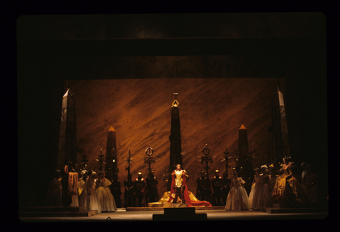 Tatiana Troyanos (Julius Caesar), Valerie Masterson (Cleopatra), Ensemble, Giulio Cesare, George Frideric Handel. San Francisco Opera, 1981-82. Photographer: Ron Scherl/San Francisco Opera.