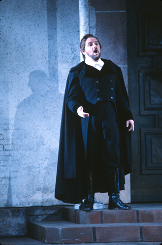 Dano Raffanti (Count Almaviva), Il Barbiere di Siviglia, Gioachino Rossini. San Francisco Opera, 1981-82. Photographer: Ron Scherl/San Francisco Opera.