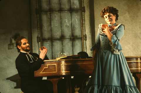 Dano Raffanti (Count Almaviva), Margarita Zimmermann (Rosina), Il Barbiere di Siviglia, Gioachino Rossini. San Francisco Opera, 1981-82. Photographer: Ron Scherl/San Francisco Opera.