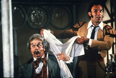 Enrico Fissore (Doctor Bartolo), Dale Duesing (Figaro), Il Barbiere di Siviglia, Gioachino Rossini. San Francisco Opera, 1981-82. Photographer: Ron Scherl/San Francisco Opera.