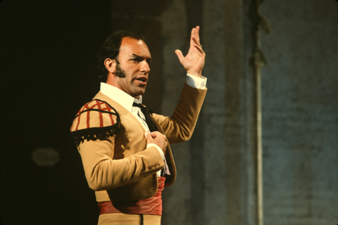 Dale Duesing (Figaro), Il Barbiere di Siviglia, Gioachino Rossini. San Francisco Opera, 1981-82. Photographer: Ron Scherl/San Francisco Opera.