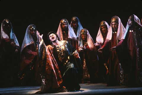 Gordon Green (Ismaele), Chorus, Nabucco, Giuseppe Verdi. San Francisco Opera, 1981-82. Photographer: Ron Scherl/San Francisco Opera.