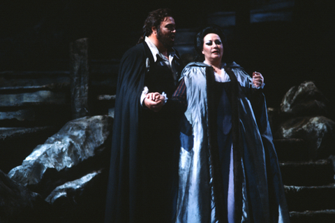 Luciano Pavarotti (Riccardo), Montserrat Caballé (Amelia), Un Ballo in Maschera, Giuseppe Verdi. San Francisco Opera, 1982-83. Photographer: Ron Scherl/San Francisco Opera.