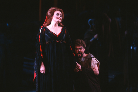 Joan Sutherland (Norma), Ermanno Mauro (Pollione), Norma, Vincenzo Bellini. San Francisco Opera, 1982-83. Photographer: Ron Scherl/San Francisco Opera.