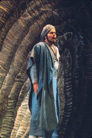 Allan Monk (Zurga), Les Pêcheurs de Perles, Georges Bizet. San Francisco Opera/SPOT, 1975. Photographer: Carolyn Mason Jones/San Francisco Opera.