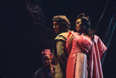 Aaron Bergell (Nadir), Sung-Sook Lee (Leila), Les Pêcheurs de Perles, Georges Bizet. San Francisco Opera/SPOT, 1975. Photographer: Carolyn Mason Jones/San Francisco Opera.