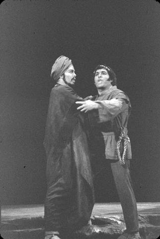 Allan Monk (Zurga), Aaron Bergell (Nadir), Les Pêcheurs de Perles, Georges Bizet. San Francisco Opera/SPOT, 1975. Photographer: Carolyn Mason Jones/San Francisco Opera.