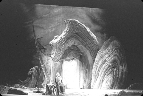 Allan Monk (Zurga), Les Pêcheurs de Perles, Georges Bizet. San Francisco Opera/SPOT, 1975. Photographer: Carolyn Mason Jones/San Francisco Opera.