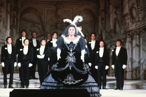 Marilyn Horne (Cenerentola), Chorus, La Cenerentola, Gioachino Rossini. San Francisco Opera, 1982-83. Photographer: Ron Scherl/San Francisco Opera.