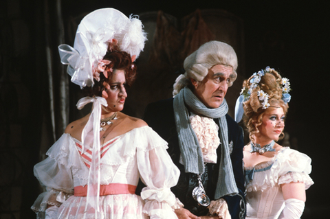 Leslie Richards (Tisbe), Paolo Montarsolo (Don Magnifico), Evelyn de la Rosa (Clorinda), La Cenerentola, Gioachino Rossini. San Francisco Opera, 1982-83. Photographer: Ron Scherl/San Francisco Opera.