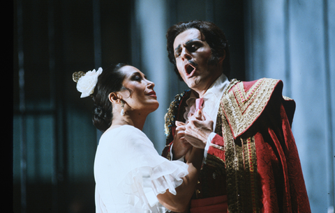 Victoria Vergara (Carmen), Michael Devlin (Escamillo), Carmen, Georges Bizet. San Francisco Opera, 1982-83. Photographer: Ron Scherl/San Francisco Opera.