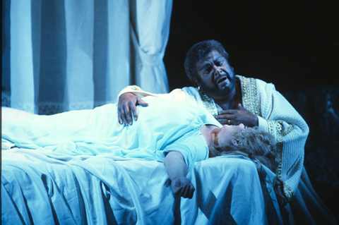 Carlo Cossutta (Otello), Margaret Price (Desdemona), Otello, Giuseppe Verdi. San Francisco Opera, 1983-84. Photographer: Ron Scherl/San Francisco Opera.