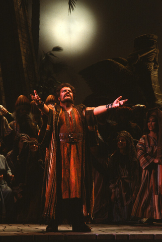 Guy Chauvet (Samson), Chorus, Samson et Dalila, Camille Saint-Saëns. San Francisco Opera, 1983-84. Photographer: Ron Scherl/San Francisco Opera.