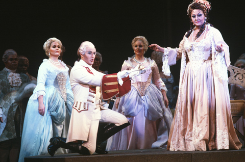 Cheryl Parrish (Iza), Tibère Raffalli (Fritz), Ruth Ann Swenson (Olga), Régine Crespin (La Grande Duchesse), Chorus, La Grande Duchesse de Gérolstein, Jacques Offenbach. San Francisco Opera, 1983-84. Photographer: Ron Scherl/San Francisco Opera.