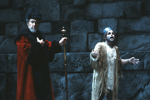 Nicolai Ghiaurov (Boris Godunov), David Gordon (Simpleton), Boris Godunov, Modest Petrovich Mussorgsky. San Francisco Opera, 1983-84. Photographer: Ron Scherl/San Francisco Opera.