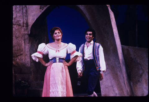 Alida Ferrarini (Adina), Luis Lima (Nemorino), L'Elisir d'Amore, Gaetano Donizetti. San Francisco Opera, 1984-85. Photographer: Ron Scherl/San Francisco Opera.