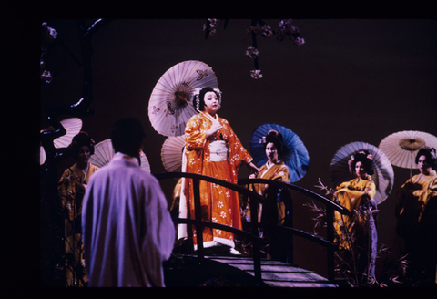 Veronica Kincses (Cio-Cio San), Chorus, Madama Butterfly, Giacomo Puccini. San Francisco Opera, 1984-85. Photographer: Ron Scherl/San Francisco Opera.