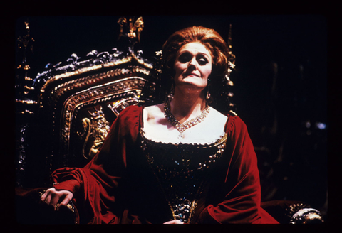 Joan Sutherland (Anna Bolena), Anna Bolena, Gaetano Donizetti. San Francisco Opera, 1984-85. Photographer: Ron Scherl/San Francisco Opera.