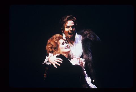 Joan Sutherland (Anna Bolena), Rockwell Blake (Riccardo Percy), Anna Bolena, Gaetano Donizetti. San Francisco Opera, 1984-85. Photographer: Ron Scherl/San Francisco Opera.