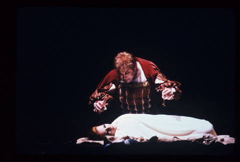 Ingvar Wixell (Rigoletto), Luciana Serra (Gilda), Rigoletto, Giuseppe Verdi. San Francisco Opera, 1984-85. Photographer: Ron Scherl/San Francisco Opera.