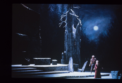 Peter Hofmann (Siegmund), Jeannine Altmeyer (Sieglinde), Die Walküre, Richard Wagner. San Francisco Opera, 1984-85. Photographer: Ron Scherl/San Francisco Opera.