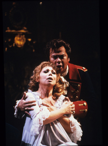 Mirella Freni (Adriana Lecouvreur), Ermanno Mauro (Maurizio), Adriana Lecouvreur, Francesco Cilea. San Francisco Opera, 1985-86. Photographer: Ron Scherl/San Francisco Opera.