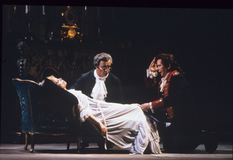 Mirella Freni (Adriana Lecouvreur), Leo Nucci (Michonnet), Ermanno Mauro (Maurizio), Adriana Lecouvreur, Francesco Cilea. San Francisco Opera, 1985-86. Photographer: Ron Scherl/San Francisco Opera.