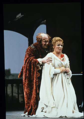 Ingvar Wixell (Falstaff), Pilar Lorengar (Alice Ford), Falstaff, Giuseppe Verdi. San Francisco Opera, 1985-86. Photographer: Ron Scherl/San Francisco Opera.