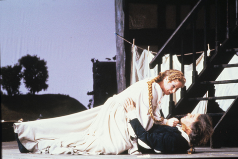 Ruth Ann Swenson (Nannetta), Walter MacNeil (Fenton), Falstaff, Giuseppe Verdi. San Francisco Opera, 1985-86. Photographer: Ron Scherl/San Francisco Opera.