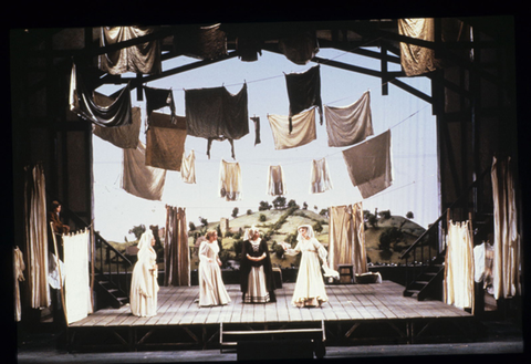 Pilar Lorengar (Alice Ford), Ruth Ann Swenson (Nannetta), Marilyn Horne (Mistress Quickly), Susan Quittmeyer (Meg Page), Falstaff, Giuseppe Verdi. San Francisco Opera, 1985-86. Photographer: Ron Scherl/San Francisco Opera.