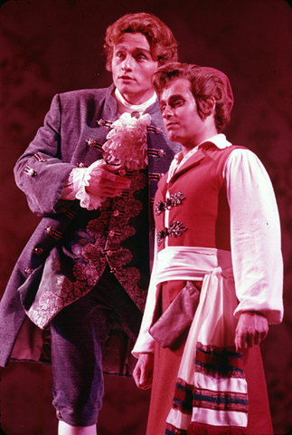 David Britton (Belmonte), Joseph Frank (Pedrillo), Die Entführung aus dem Serail, Wolfgang Amadeus Mozart. San Francisco Opera/SPOT, 1975. Photographer: Carolyn Mason Jones/San Francisco Opera.