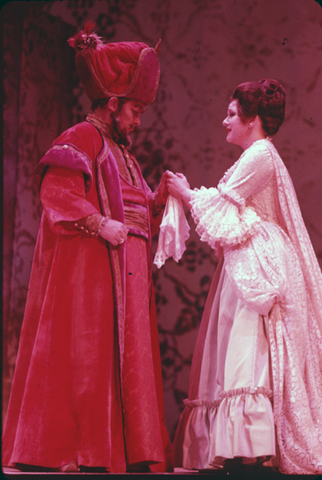 Scott Beach (Pasha Selim), Christine Weidinger (Constanze), Die Entführung aus dem Serail, Wolfgang Amadeus Mozart. San Francisco Opera/SPOT, 1975. Photographer: Carolyn Mason Jones/San Francisco Opera.