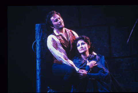 Giuseppe Giacomini (Cavaradossi), Maria Slatinaru (Tosca), Tosca, Giacomo Puccini. San Francisco Opera, 1985-86. Photographer: Ron Scherl/San Francisco Opera.