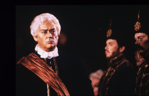 Silvano Carroli (Renato), Ensemble, Un Ballo in Maschera, Giuseppe Verdi. San Francisco Opera, 1985-86. Photographer: Ron Scherl/San Francisco Opera.