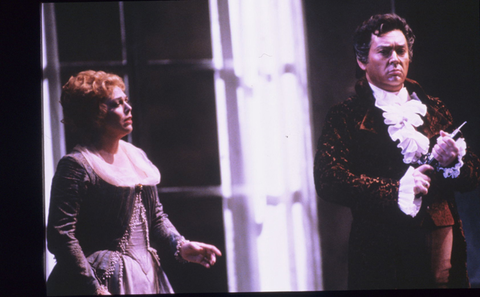 Carol Neblett (Amelia), Silvano Carroli (Renato), Un Ballo in Maschera, Giuseppe Verdi. San Francisco Opera, 1985-86. Photographer: Ron Scherl/San Francisco Opera.