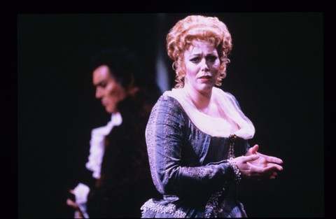 Silvano Carroli (Renato), Carol Neblett (Amelia), Un Ballo in Maschera, Giuseppe Verdi. San Francisco Opera, 1985-86. Photographer: Ron Scherl/San Francisco Opera.