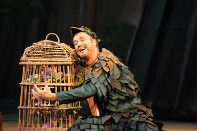 Johannes Martin Kränzle (Papageno), Die Zauberflӧte, Wolfgang Amadeus Mozart. San Francisco Opera, 2003-04. Photographer: Larry Merkle/San Francisco Opera.