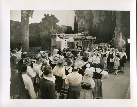 Pagliacci, Ruggero Leoncavallo. San Francisco Opera, 1939. Photographer: Lawrence B. Morton/San Francisco Opera.