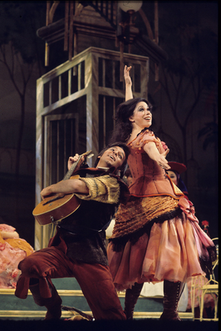 Neil Rosenshein (Piquillo), Maria Ewing (Périchole), La Périchole, Jacques Offenbach. San Francisco Opera, 1976-77. Photographer: Greg Peterson/San Francisco Opera.