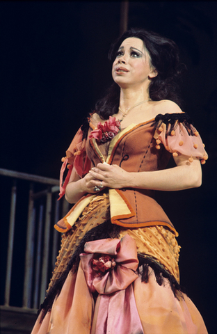 Maria Ewing (Périchole), La Périchole, Jacques Offenbach. San Francisco Opera, 1976-77. Photographer: Greg Peterson/San Francisco Opera.