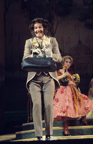 Leonard Frey (Don Andres), Ensemble, La Périchole, Jacques Offenbach. San Francisco Opera, 1976-77. Photographer: Greg Peterson/San Francisco Opera.