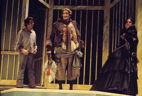 Neil Rosenshein (Piquillo), Leonard Frey (Don Andres), Maria Ewing (Périchole), La Périchole, Jacques Offenbach. San Francisco Opera, 1976-77. Photographer: Greg Peterson/San Francisco Opera.