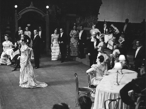 Die Fledermaus, Johann Strauss, Jr.. San Francisco Opera, 1942. Photographer: Lawrence B. Morton/San Francisco Opera.