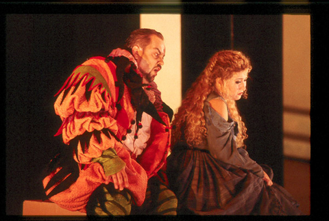 Stephan Pyatnychko (Rigoletto), Désirée Rancatore (Gilda), Rigoletto, Giuseppe Verdi. San Francisco Opera, 2001-02. Photographer: Ken Friedman/San Francisco Opera.